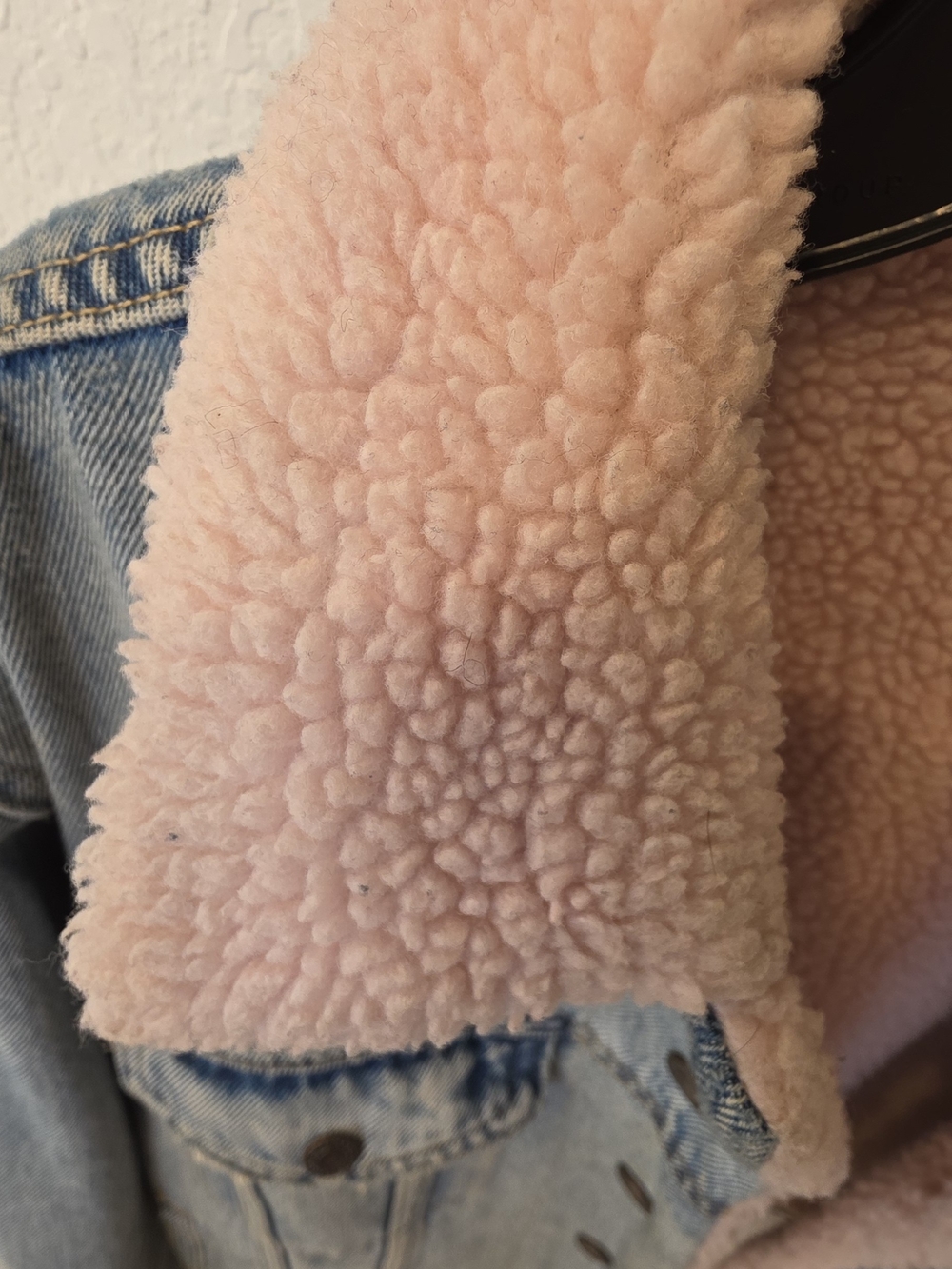 Women's Levi's Premium Trucker with Raspberry Sherpa Lining - Picture 5 of 6